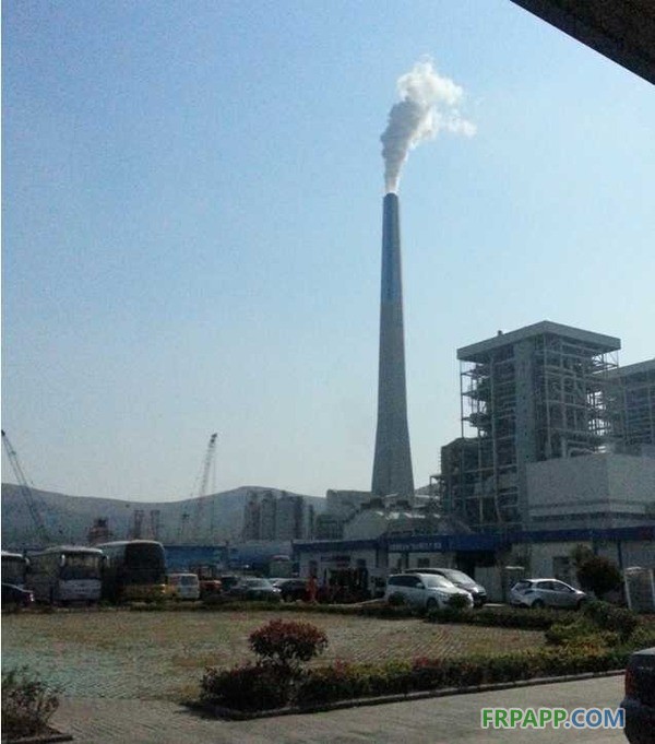 圖片說明:運行中的國內第一根玻璃鋼煙囪